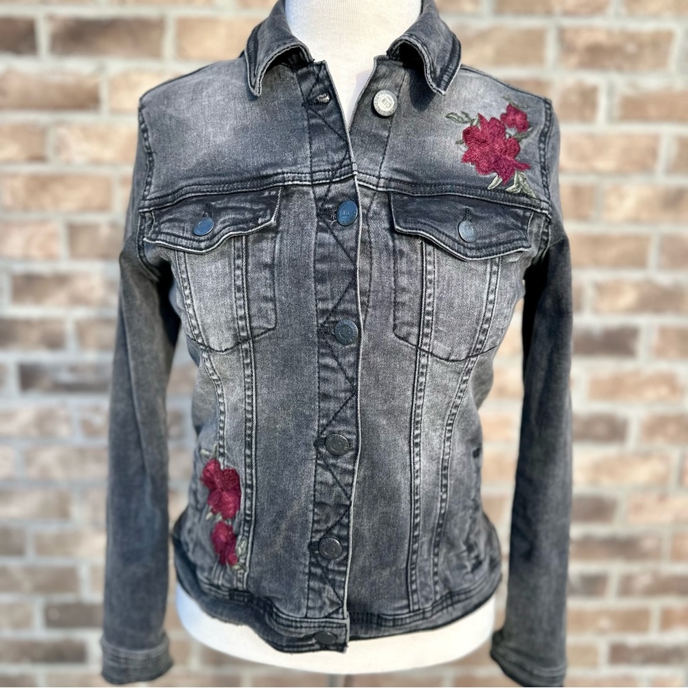 Aeropostale‎ ladies washed out black jean jacket with Roses size Small